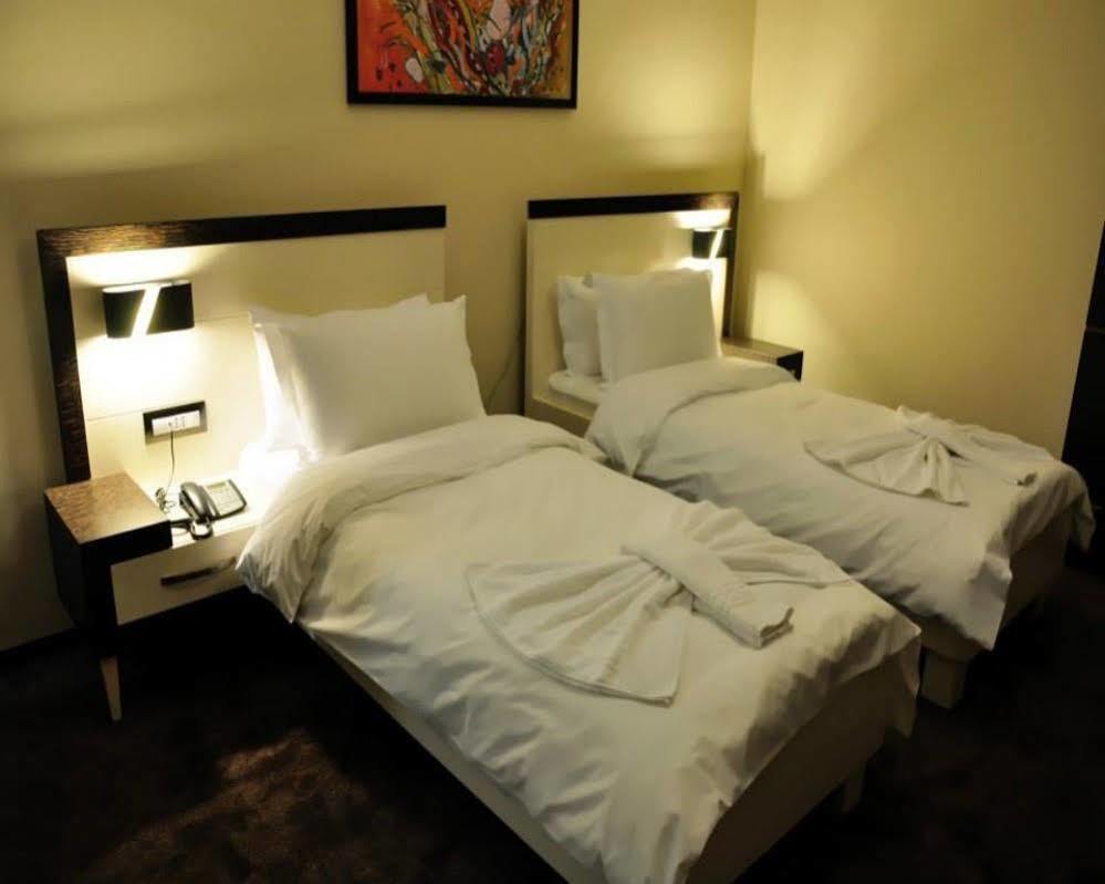 Amazona Hotel 普里什蒂纳 外观 照片